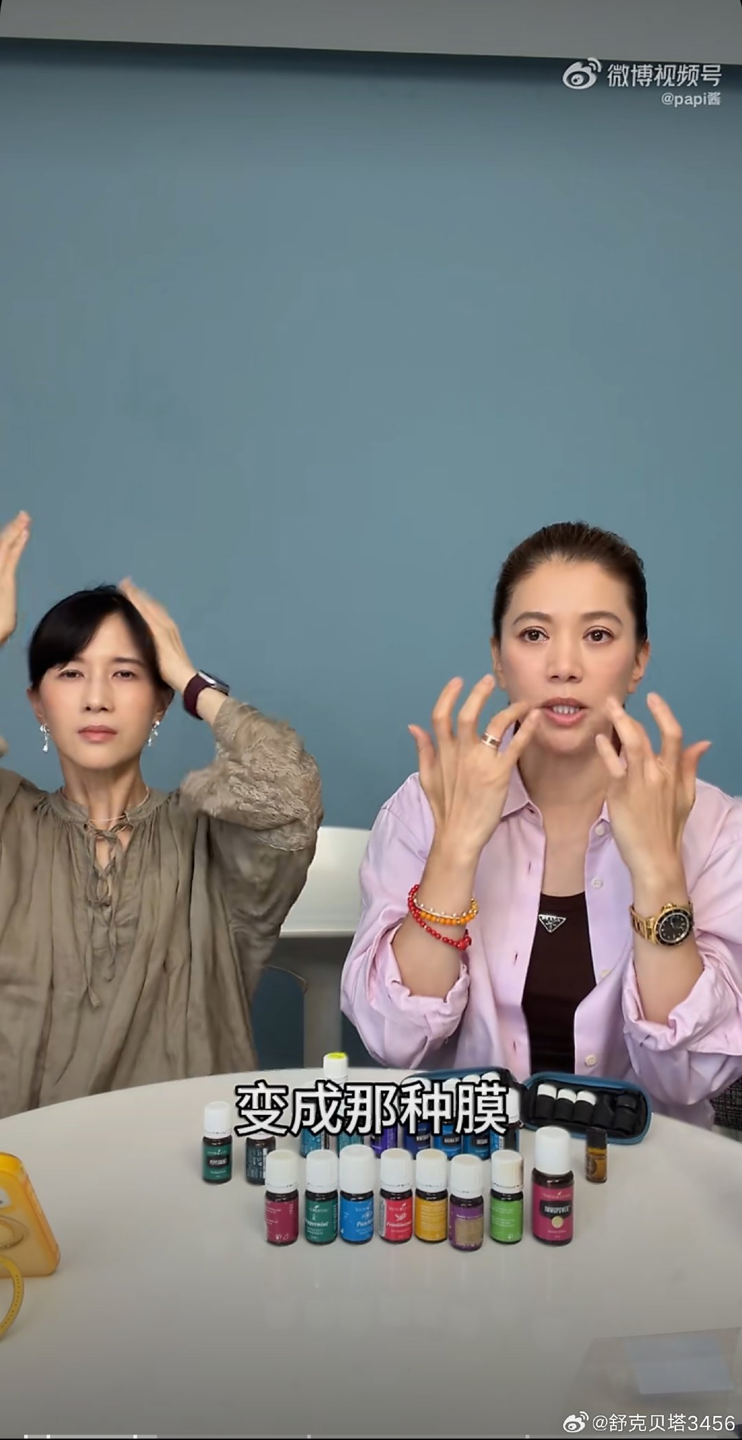 #papi酱问袁咏仪和蔡少芬普通话谁好#
袁咏仪来啦，状态真的好棒呀。被问到普通话水平，她直接来了一句“你不能拿我跟蔡少芬比”——翻译一下就是：我承认我普通，但你不能把我跟她放一个赛道。说白了，这是港星之间的“普通话鄙视链”，蔡少芬直接被封为“底线本人”。 ​