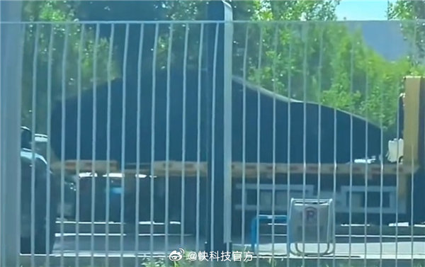 【小米两门轿跑车型曝光：车身紧凑、尾部扩散器显眼】博主晒出全伪装的小米全新测试车谍照，网友根据轮廓推测是两门轿跑，该测试车车身低矮，线条流畅，尺寸偏紧凑，车头修长，疑似沿用小米家族环形尾灯设计，配备大尺寸扩散器。目前该车仍处于早期测试阶段，外观、配置仍有调整空间。 ​