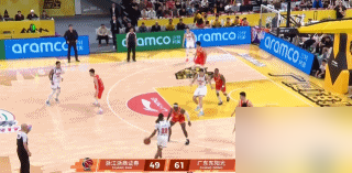 拿过10天短合同的流浪汉，投出了最嚣张的一球。 迎着胡金秋的防守。麦...