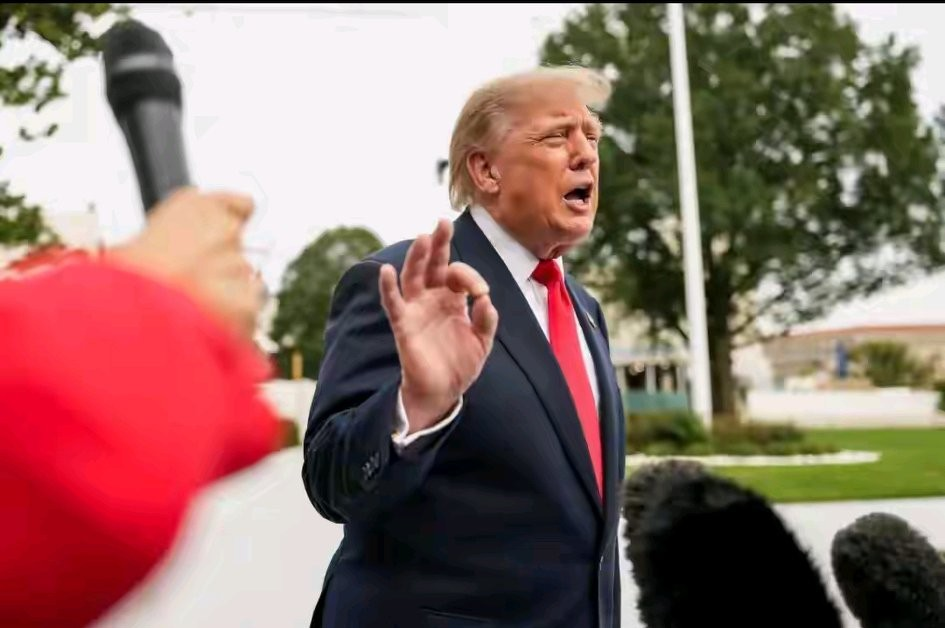 特朗普为什么亲俄，亲普京？

特朗普上台之后，跟普京通了好几次电话。2025年5月那次，两个人聊了两个多小时。2026年7月、9月又通了好几次。5月份还促成了俄乌三天停火，交换了一千名战俘。

很多人不理解，特朗普对普京为什么这么上心。
原因其实不复杂。

第一，特朗普想在自己任期内把俄乌冲突的事摆