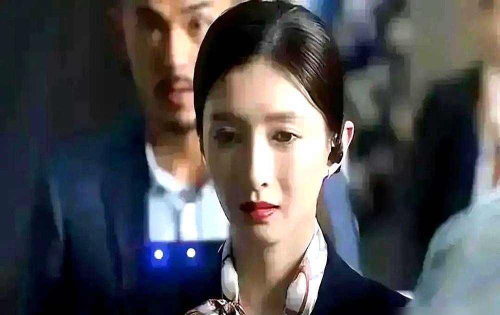 导演一喊“咔”，她直接瘫在地上，浑身都在抖，捂着胸口说疼，是真的疼。

拍《三十而已》那场脱衣服的戏，江疏影把王漫妮的崩溃演绝了。摘项链时，指节攥得发白，把衣服一件件脱下来，不是泄愤，是剥离自己的一部分。她说，心和身体都在疼。

对手戏的马志威都看懵了，说她的眼神，像刀子一样扎过来，让人害怕。一个演