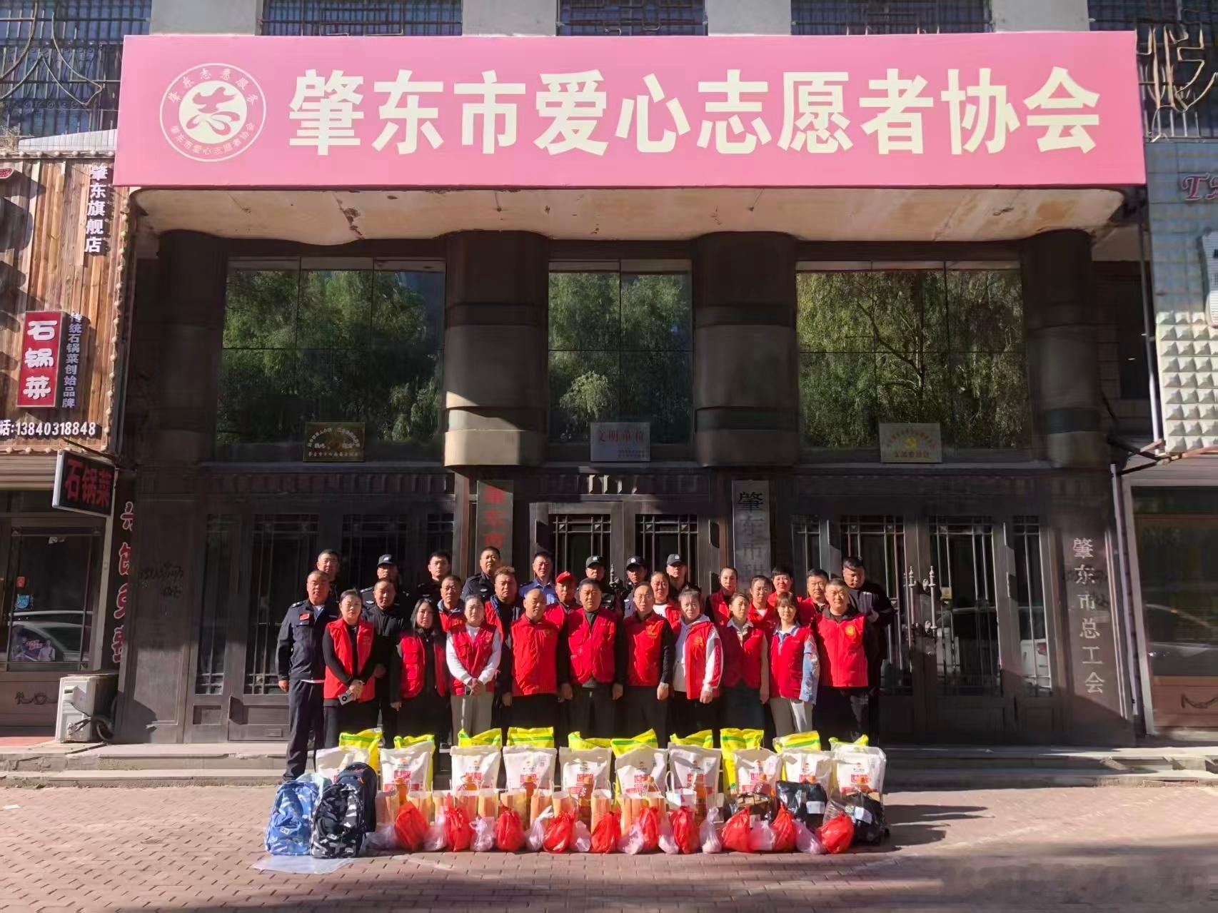 #哈客故事# 手持锅铲，他是K1062次餐车上的炊事员；换上红马甲，他是肇东街头的义警、困境儿童口中的"刘叔叔"。38岁的刘博，退伍军人，哈尔滨客运段重庆车队炊事员，2004年，他是逢山开路的舟桥兵；如今，他把军人的严谨煮进一日三餐，把热忱留给需要的人。陪孤儿李宏博说话，直到孩子小声说"刘叔叔， ​
