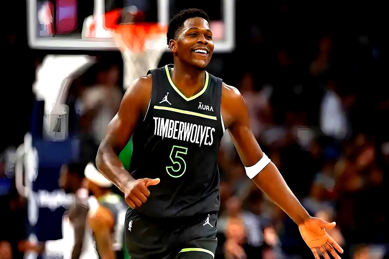 赢了比赛，却让人心揪着疼。    森林狼的爱德华兹，为了一个封盖飞身而...