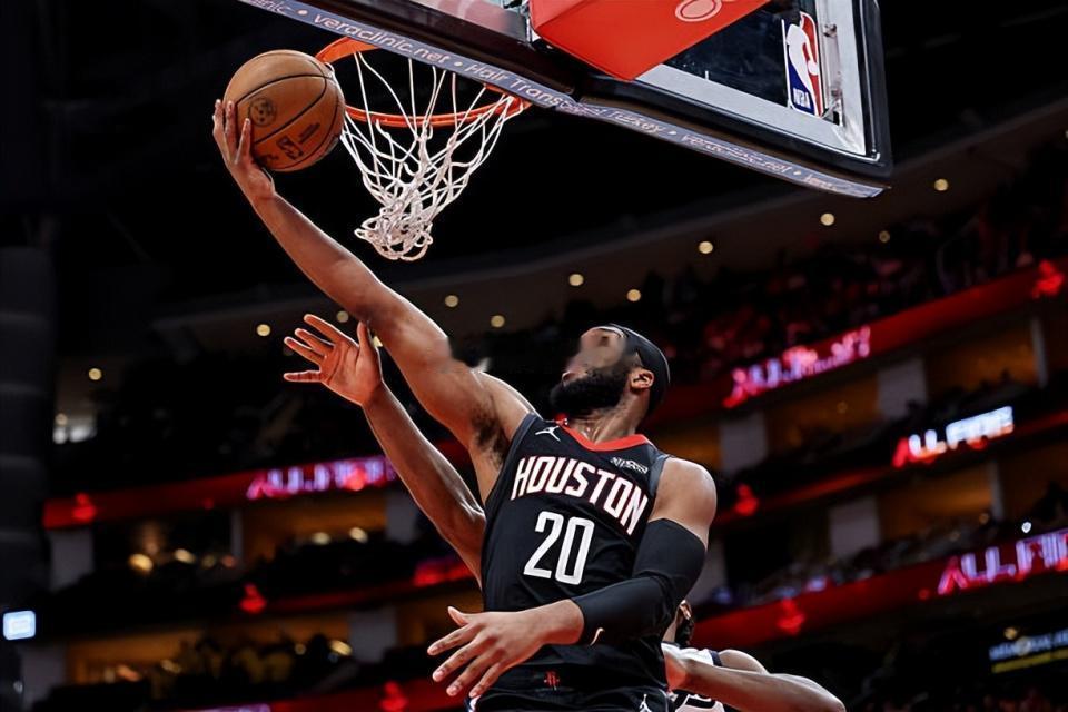 根据ESPN记者Shams Charania的消息，此前处于自由球员状...