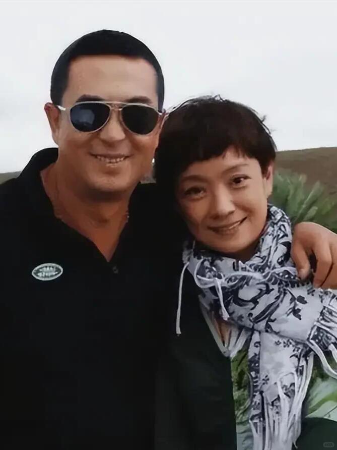 张嘉益的婚姻并没有亮起红灯，网上流传的婚变，全部是网络谣言 。
 
张嘉益与妻子王海燕因拍戏结缘，2007年结婚，相伴至今将近二十年。王海燕默默照顾他多年，包容他强直性脊柱炎带来的身体困扰，两人一起养育女儿，日子低调平淡，很少刻意秀恩爱。
 
前几年陆续传出离婚传言，自媒体编