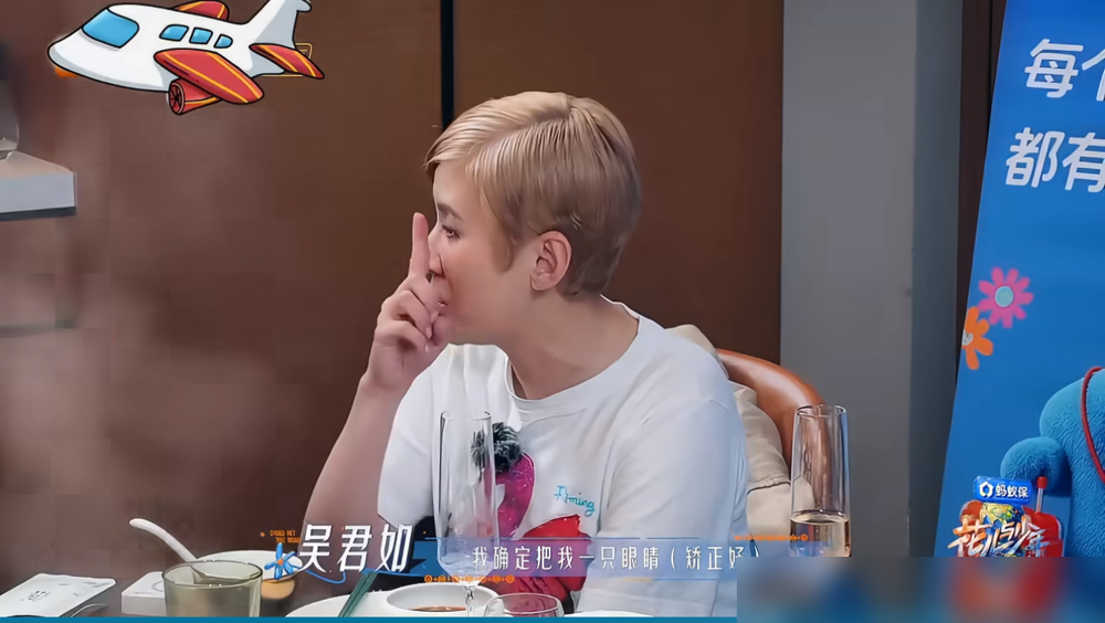 65岁吴君如为了上镜，直接去做了老花眼手术。
女儿劝的，说镜头会放大疲态，老太太听完第二天就进了手术室。
另一边，殷桃录节目前，拿AI把同行嘉宾的采访、喜好、雷区全扒了一遍，提前预判谁跟谁能聊出火花。
到了邓为这儿，被问君如姐和殷桃姐同时掉水里先救谁，他眼皮没眨：我跳下去陪她们。
一个对自己