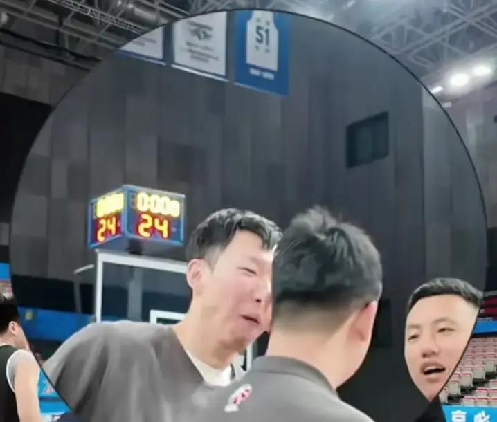 换了主教练这层身份再去客场踩点，顾全估计也没想到，老熟人周琦会当面来这么一出搞怪。
深圳客场打北京，赛前球馆碰头。顾全、周琦、翟晓川这帮人早年间在国家队一起摸爬滚打，私底下关系确实铁，见面寒暄本是寻常事。
偏偏周琦当着众人的面，直接挤眉弄眼学起了顾全的神态。
动作一出来，边上人跟着乐，场外的动