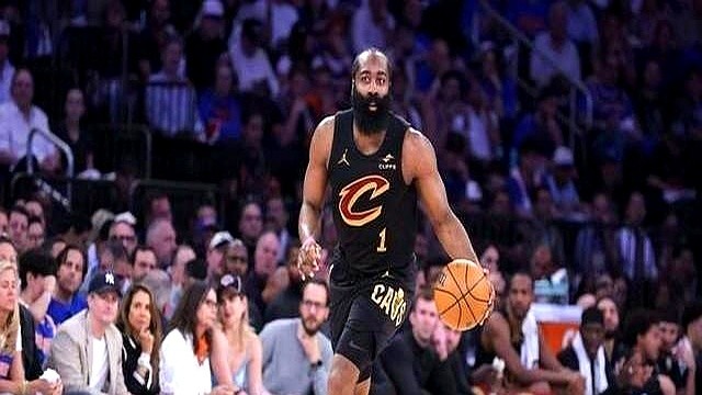 NBA历史上从来没人干成过这件事，现在只差661分了。

哈登常规赛打了十几年，目前拿了29339分，排历史第九，助攻也早就突破了8500个。在得分榜前十里他传球独特，在传球榜前列里他又特别能得分。

平时总有人骂他是碰瓷王，嘲笑他季后赛拉胯。

但只要再拿661分，他就是首位集齐3万分加9千助攻的