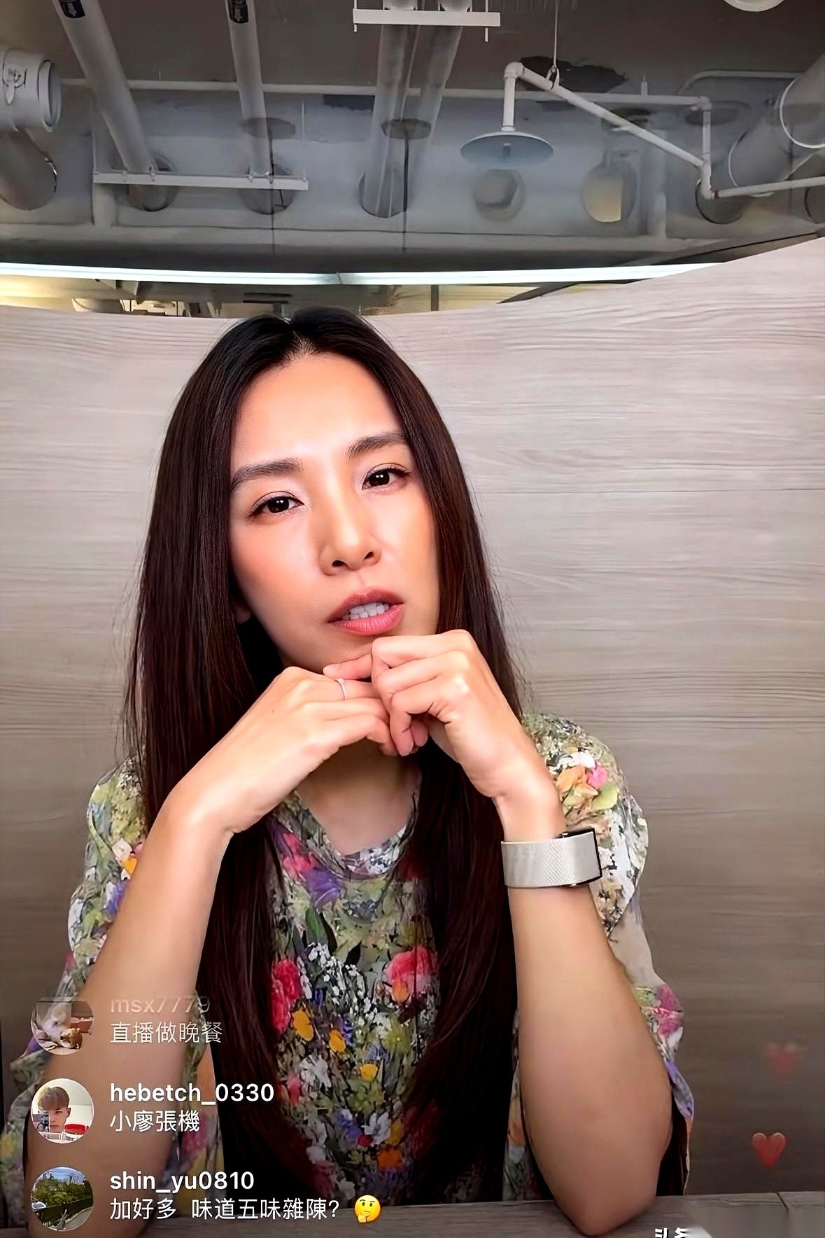 田馥甄穿了件宽松碎花上衣开直播。
镜头直接怼着脸，没有了当年的清爽灵动，肉眼可见地透着一股子老态。
屏幕那头的粉丝还在发弹幕催着她开演唱会、要荧光棒。
她这次露面挺素的。
长发就那么随意垂着，没化那种精致厚重的舞台妆，只是搞了个素颜感的淡妆。
也就是因为妆淡，加上镜头拉得近，面相上的变化根本藏不住。