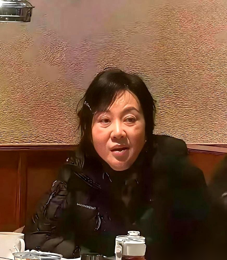 闫妮被偷拍了，在沈阳一家火锅店，素颜，黑羽绒服，眼袋法令纹全在。评论区直接炸了，说她脸垮了、憔悴了。
可你看看她荧幕上什么样，再看看这照片，判若两人。有人拿海清、刘琳、郝蕾挨个比，说中年女演员都逃不过这一遭。
闫妮早二十年就被人说长相普通，她原话是我这个年纪就得有这个年纪的样子。还自嘲过，听说对