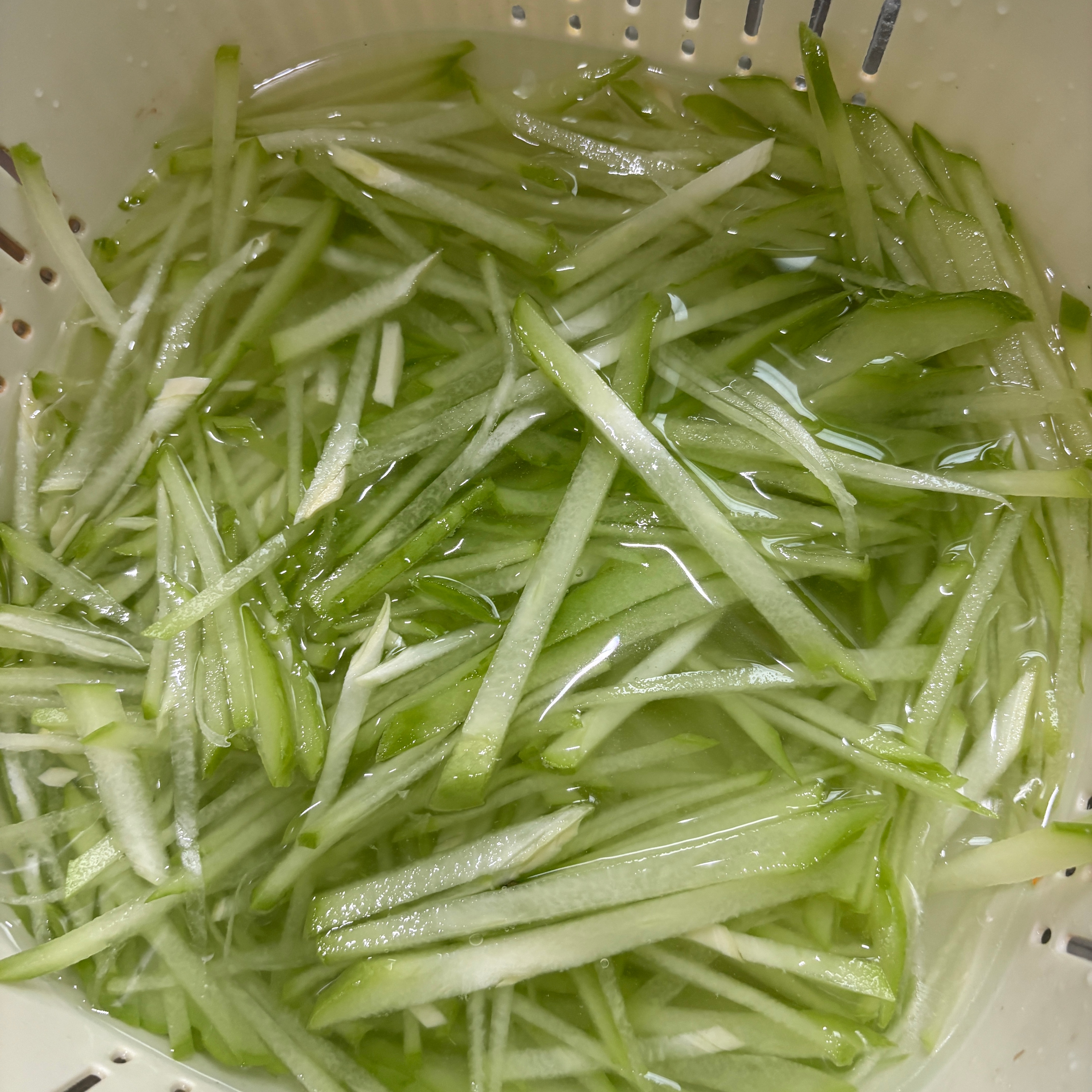 最近都在认真的搞烹饪，把用了两年的刀换了，我真的很喜欢备菜的过程，说起这个大半夜的我又想吃火锅了。每天就是下班去楼下超市买菜煮饭，打游戏，之前在az3在大象脚那一层队友都倒了我一个人杀了无名杀了盾构杀了麦小文，然后我蝶我都没给自己小飞机就大意的去刀机哥被一个肘击死了我真的人气死了，三角洲真的很气人，我还在航天撤离点杀了两个人被身后的机枪兵打死了，我真的是无语🙄。睡觉了明天爬也要爬起来去上逼班儿 生活手记 深圳