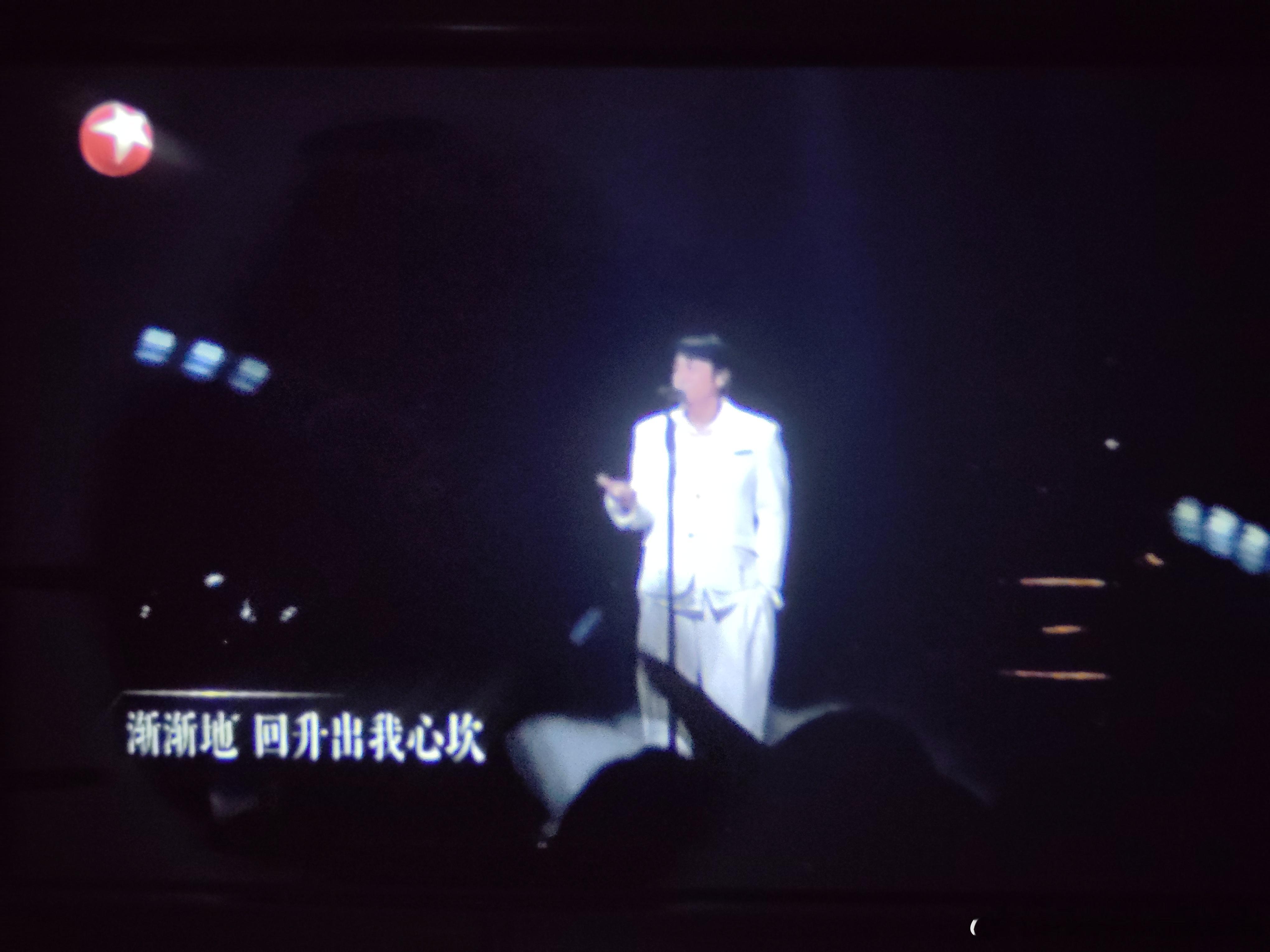 我在看吴镇宇一袭白衣。《追光吧！》第一期（2021）：初舞台，唱《被遗忘的时光》。[微笑]挺好听的。
是谁在敲打我窗是谁在撩动琴弦

那一段被遗忘的时光

渐渐地回升出我心坎 ​