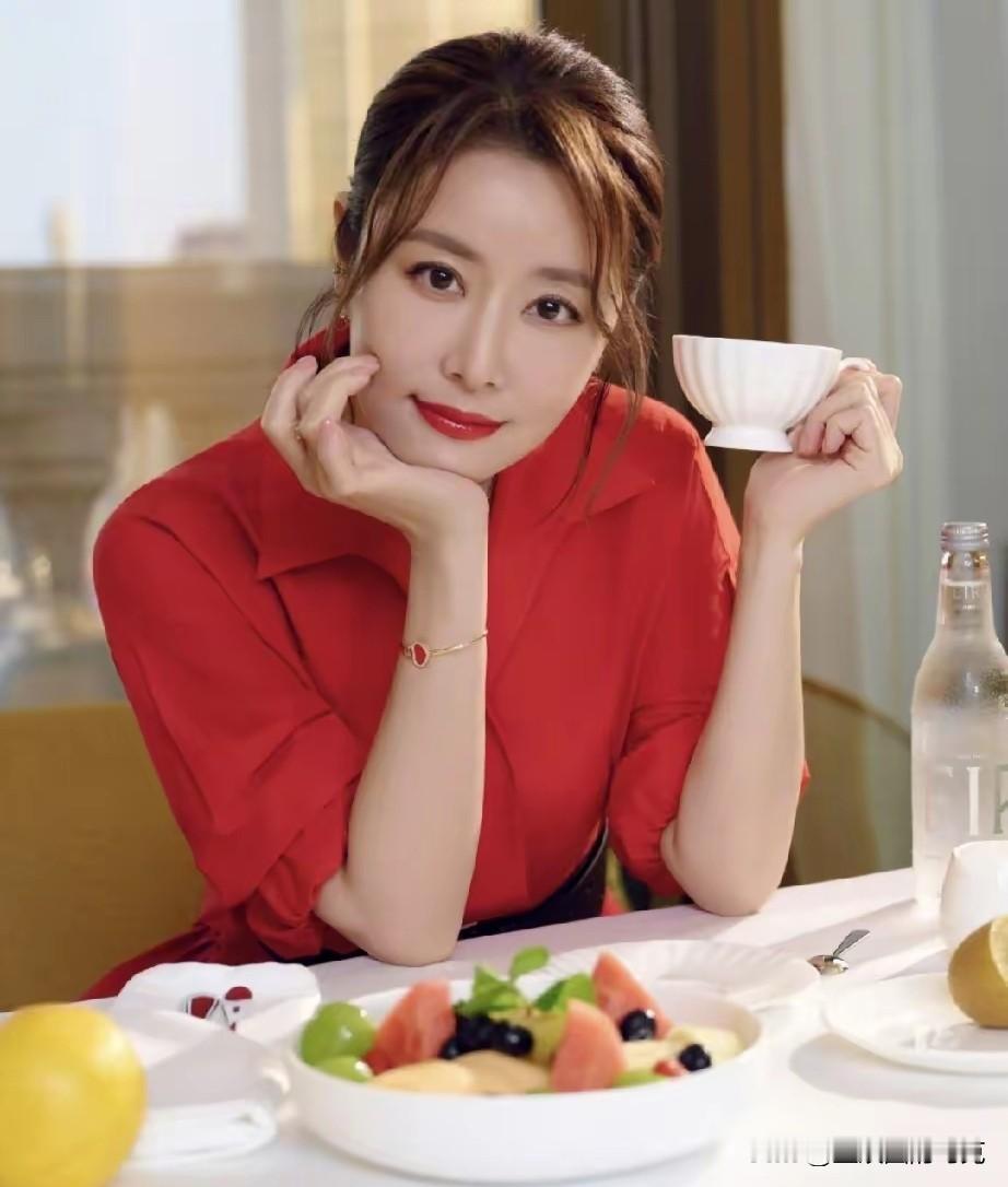 从结果来看，在当初的还珠三美里，紫薇格格林心如才是那个最后真正的人生赢家！

当年同凭一部剧爆火的三个女演员，赵V顶着国民格格的光环闯商界，一度被捧成“女版巴菲特”，折腾11年婚姻散场，还落得声名狼藉。范Y把野心写在脸上，拼到红毯地位顶流，后来坠落之后再复出，也只能在亚洲的边缘地带挣扎了。

唯独林