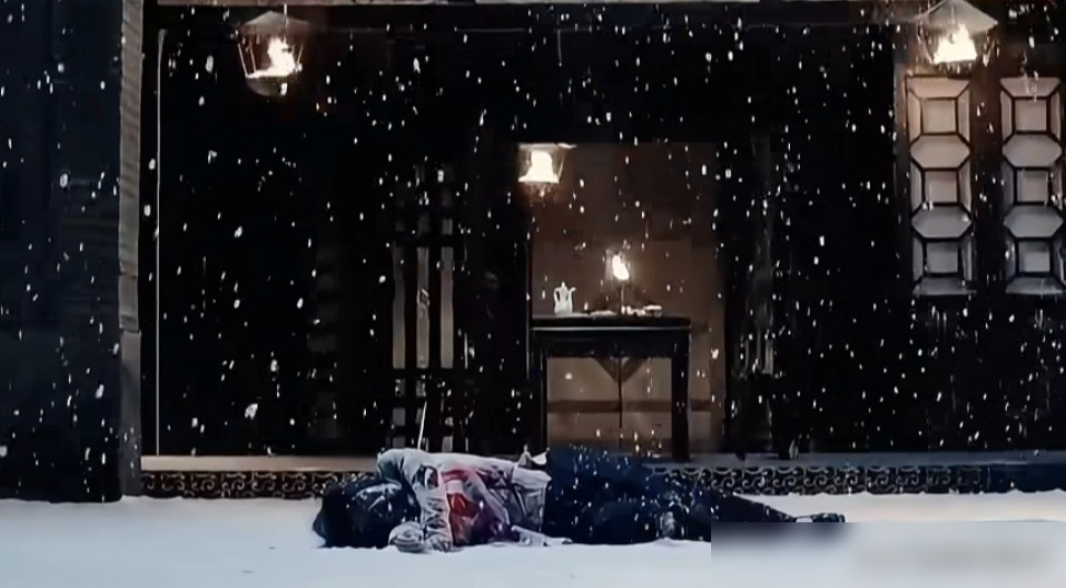牛骏峰这场戏，看得我后脊梁发凉。零台词，就靠跪在雪地里一点点把自己冻硬。
韩梁死谏，奏折全被太监扣下。新帝不见，他就穿着单衣，从黄昏跪到破晓。别的戏演死靠闭眼，他是真把瞳孔演散了，那口气断得无声无息。
牛骏峰自己说，韩梁这辈子守礼，唯有那滴泪是破了规矩。心里碎成渣，也只能留给大雪。
39岁，冻