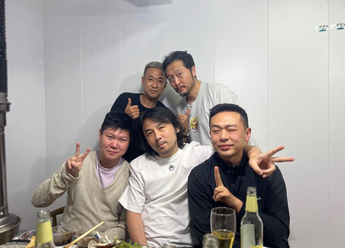 雷佳音这波“回老家”，把多少明星的“接地气人设”打得稀碎！
前阵子中秋，雷佳音顶着个“狼尾发”回了辽宁老家，约上几个老伙计钻进当地小馆子吃饭叙旧。这画面跟他在红毯上西装革履的样子反差挺大。不过说实话，这也不算啥新鲜事了。之前他和郑恺、王传君那帮上戏老同学就被拍到在墙皮斑驳的苍蝇馆里聚餐，塑料凳、一次