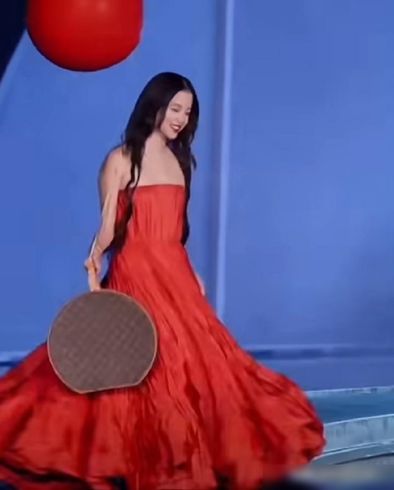 欧阳娜娜这次真不装名媛了。红毯走到一半，手里红气球直接炸开，黑皮衣变红长裙，热搜第一。
更狠的是，她扭头就下了台，拿话筒采访别的明星去了。红毯上她是嘉宾，台下她成了VOGUE创意总监。
说白了，别人去盛典是蹭镜头，她是去干活的。一边走秀一边控场，身份切换得比那身变装还快。
月底她成都演唱会接着