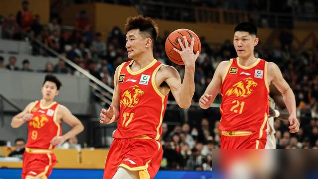 双加时落后16分还能翻盘，胡金秋抢了9个前场板，这球打得跟命不要了似的。
广厦揭幕战打山西，上半场挖坑，下半场填坑，硬是拖进两个加时。胡金秋21分12板，其中9个是前场板。投丢了？没事，自己抢回来再打。全场打满关键阶段，一点没看出收着用的意思。
可问题是，孙铭徽和胡金秋这俩人的伤病史，广厦球迷心