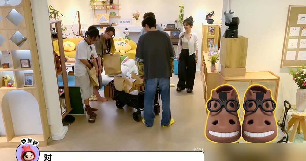 为拍两秒洗澡镜头，刘学义把自己往死里整。提前半月断碳水，最后三天直接断水，整得生理性脱水，见谁都想呲火。
片场没人敢惹他，只有谭松韵不按套路出牌。他戒碳水，她偏天天坐他旁边啃将军烧饼，边啃边吧唧嘴，香味儿直往人鼻子里钻。
刘学义又气又笑，当众控诉：你天天吃，我怀疑你入股了。谭松韵回一句：你是长在