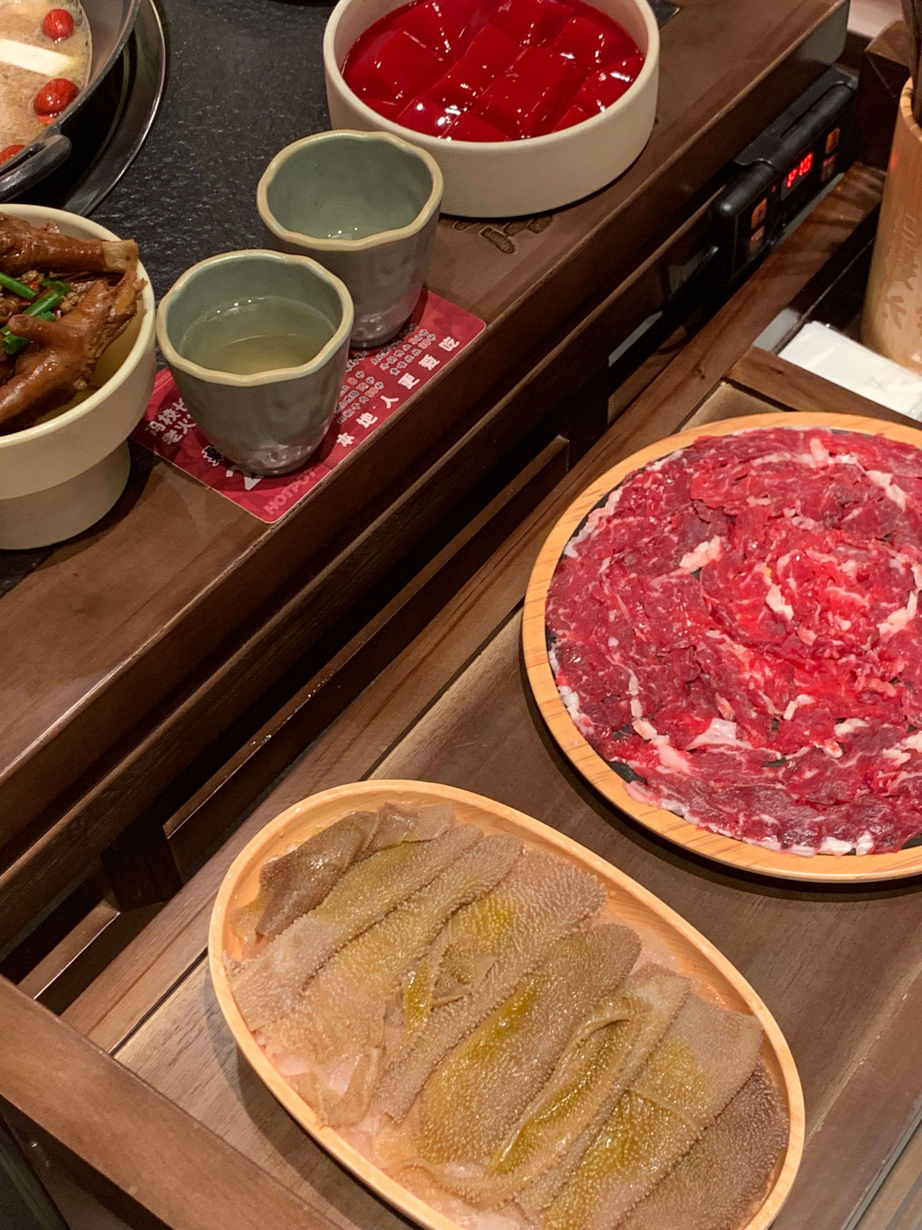 【冯校长老火锅】每次路过都能闻到好香，刚好最近想吃火锅他家锅底菜品价格不低，坐下来就没了70所以随便点一点就200多，昨天这桌原价 270她家还不错，推荐鸭血吊龙鸡爪，肥牛可不点素菜点了豆皮和海带苗都不错的，最后没吃完 九江·冯校长老火锅(招商花园城店)