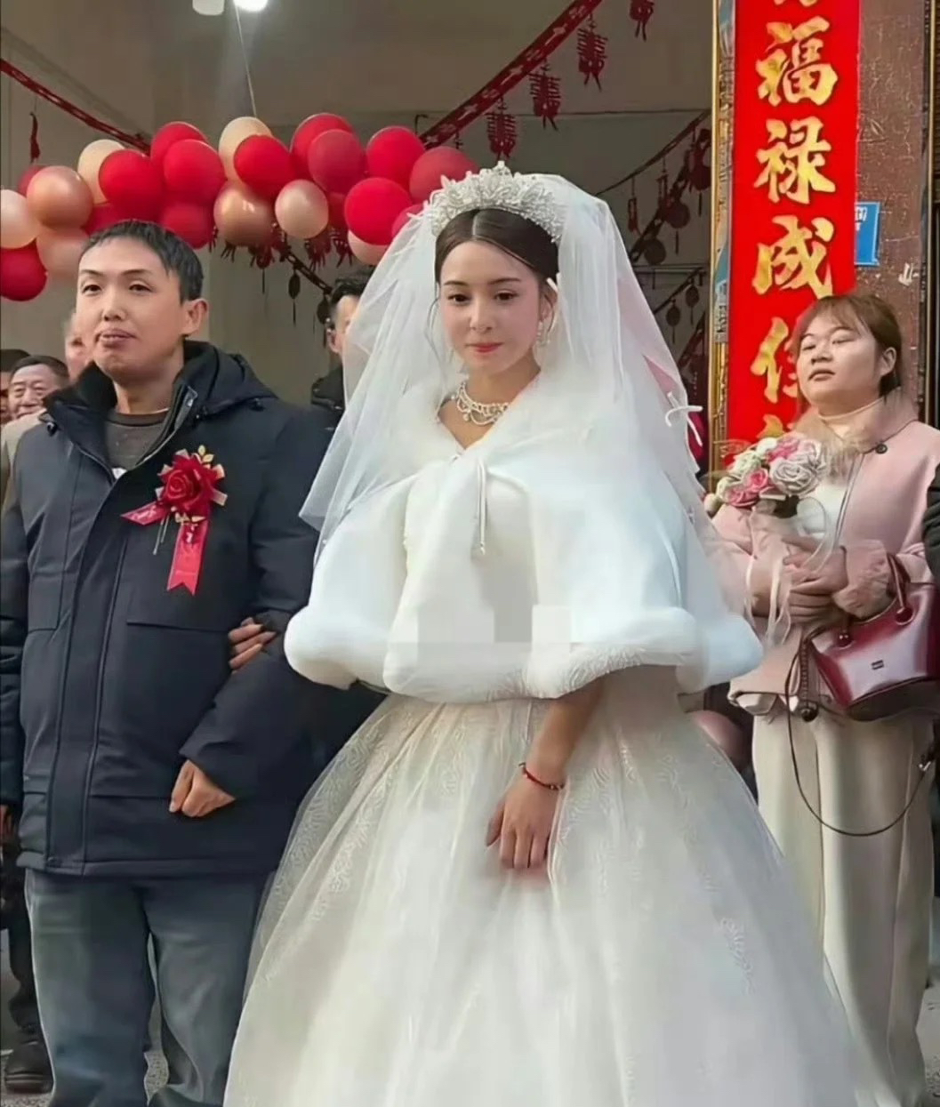 新郎这是娶了个“迪丽热巴”回家吧！新娘颜值也太绝了，网友都调侃这波是妥...