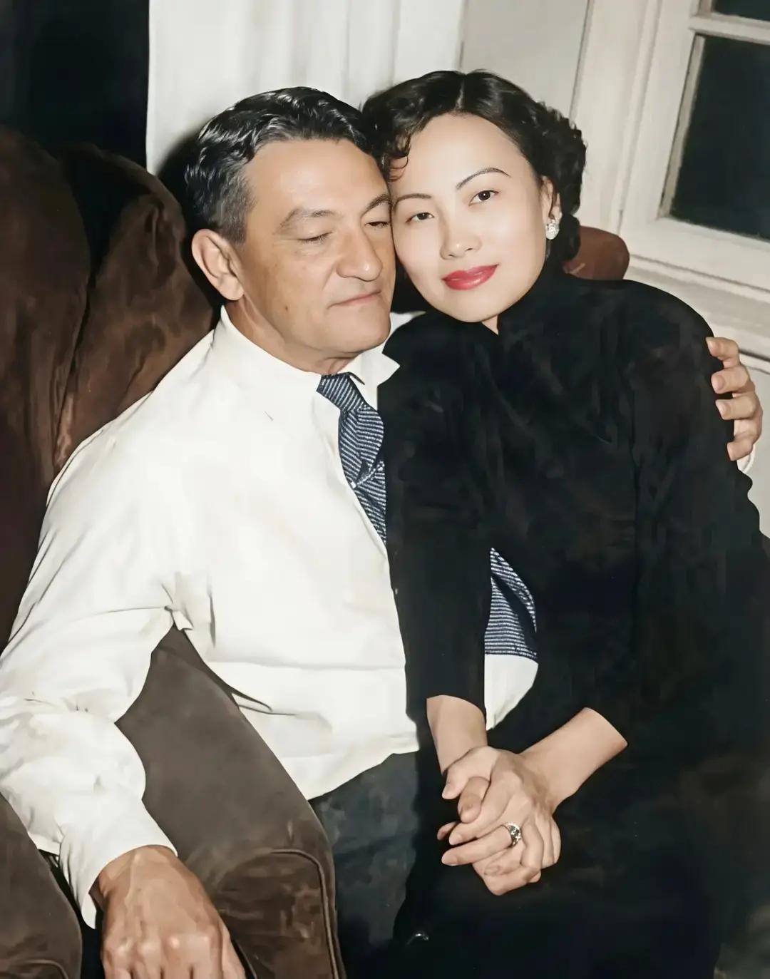 大名鼎鼎的陈纳德将军与夫人陈香梅，美人爱英雄，俩人年纪相差32岁。2015年，陈香梅获授抗战胜利70周年纪念章。

那年授章仪式后，陈香梅回到书房，从旧木匣里取出一张泛黄的照片。照片上是昆明巫家坝机场，陈纳德穿着飞行夹克，手搭在P-40战机舱边，冲镜头咧着嘴笑。背后是灰蒙蒙的天，可她记得那天的风里有