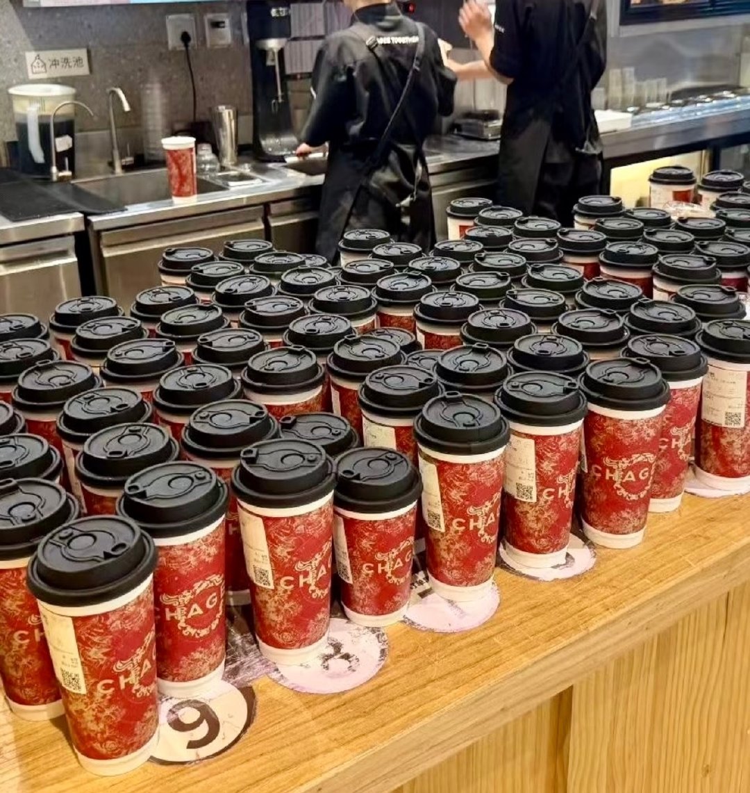 首先霸王茶姬的同志们今天都要累惨了，这就是领导根本没考虑员工承接能力的典型模板。

其次有没有人买一送一都没喝的，还是嫌贵？[允悲]#霸王茶姬回应涨工资# ​