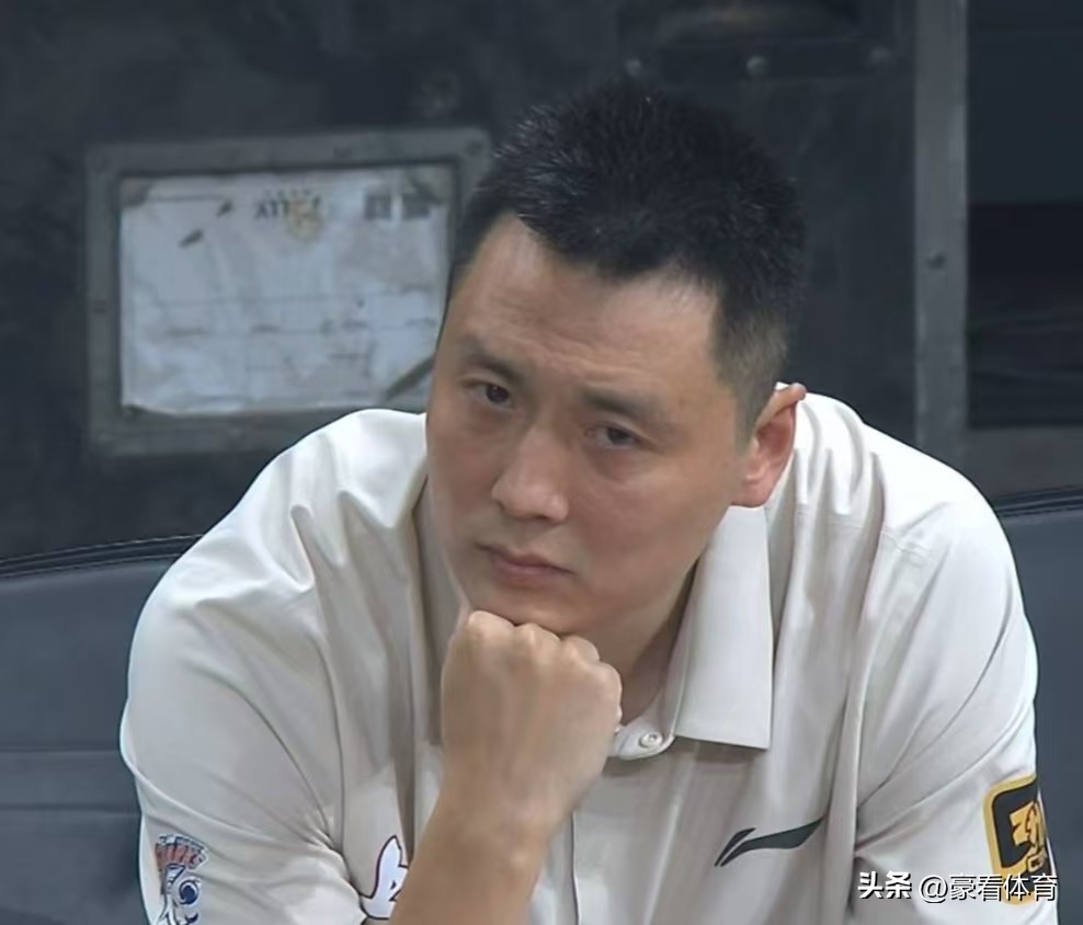 卢伟:遇到难题！

上海客场以105－92击败北控取得两连胜，但比赛的过程并不轻松，前三节非常胶着。赛后采访中，主教练卢伟似乎并不是很高兴。

北京媒体人对此表示:上海虽然赢下这场比赛，但卢伟采取了短轮换，几乎只有8人登场，古德温登场39分，张镇麟登场36分钟，李弘权也达到33分钟，反观北控采取10