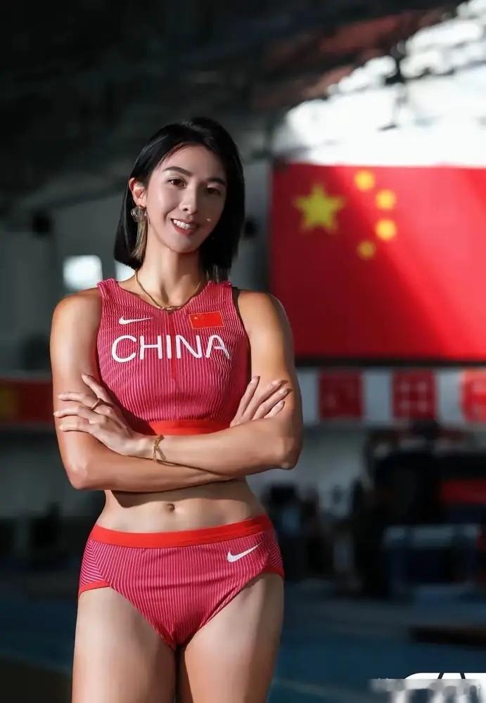 一场田径赛，日本四个女的集体跑进12秒82，风速0.7，没得洗，数据是真的。 
吴艳妮和林雨薇，个人最好成绩都卡在12秒74。那个叫中岛瞳的，福井站直接干到12秒60，亚洲历史第二。选拔赛12秒77稳稳直通。青木益未12秒68，福部真子12秒72，田中佑美12秒81。 
不是一个人冒头，是一整排压过来。名古屋主场 ​