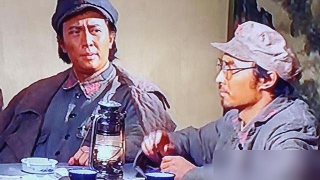 刷《长征》，又看见那个“穿帮”镜头，弹幕全在笑。可你盯着唐国强看，他一个眼神扫过来，全场就静了。
74岁的人，上个月还在综艺里因为不认识王俊凯被骂上热搜。他当面道了歉，转身就开播客，首期请了24岁的赖冠霖，聊北漂，聊转型，聊怎么在一个陌生城市活下来。
一边被年轻人骂“过时”，一边跟年轻人掏心窝子