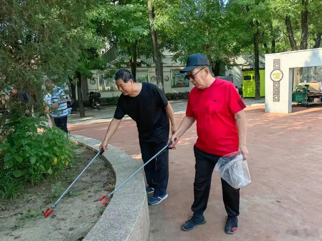 【朝阳群众文明范儿丨在香河园，文明创建是一场全民接力】文明创建，重在细节，贵在持久。连日来，香河园街道多社区开展一系列形式多样的文明创建活动，从·垃圾分类、环境清洁到青少年志愿行动，紧扣“共建共享”理念，把文明种子播撒进居民日常生活的土壤，每一次俯身，每一次分拣，每一次劝导，都在 ​