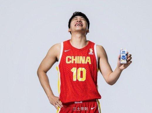 #cba##CBA[超话]# 

今夏，争夺王俊杰，才是一场暗战啊。

多支土豪争夺，没有拿下来，最后香港金牛凭借他多方面的的“优势”，拿下这个未来的保障。

当然，他回到CBA或者NBL还早着呢，大家也希望，你还是能不回来就别回来[嘻嘻][嘻嘻][桃里桃气] ​