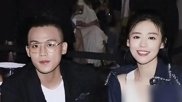 欧豪和马思纯，压根就不是一个节奏的人。
当年拍《左耳》，一个痞气冲天，一个恋爱脑上头。马思纯要的是陪伴，是那种黏黏糊糊的日常。欧豪呢？片场当命，角色当饭吃，连轴转起来电话都接不了几下。
分手不是谁对不起谁，是俩人对“日子”的定义压根不同频。
你看这几年，欧豪闷头扎进谍战剧军旅剧，从《兵自风中来