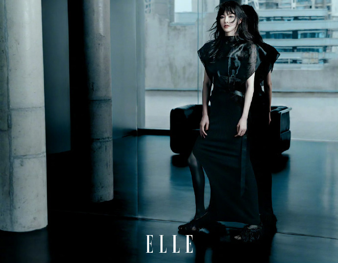 唐嫣｜ ELLE 7月刊封面大片🖤❤唐嫣 唐嫣《ELLE》七月封面来袭！身着Fendi 26秋冬新装亮相，黑色清冷，红色热烈，两种风格在她身上都游刃有余。镜头前状态满分，时尚表现力稳稳在线，气场直击人心！ELLE7月刊唐嫣封面