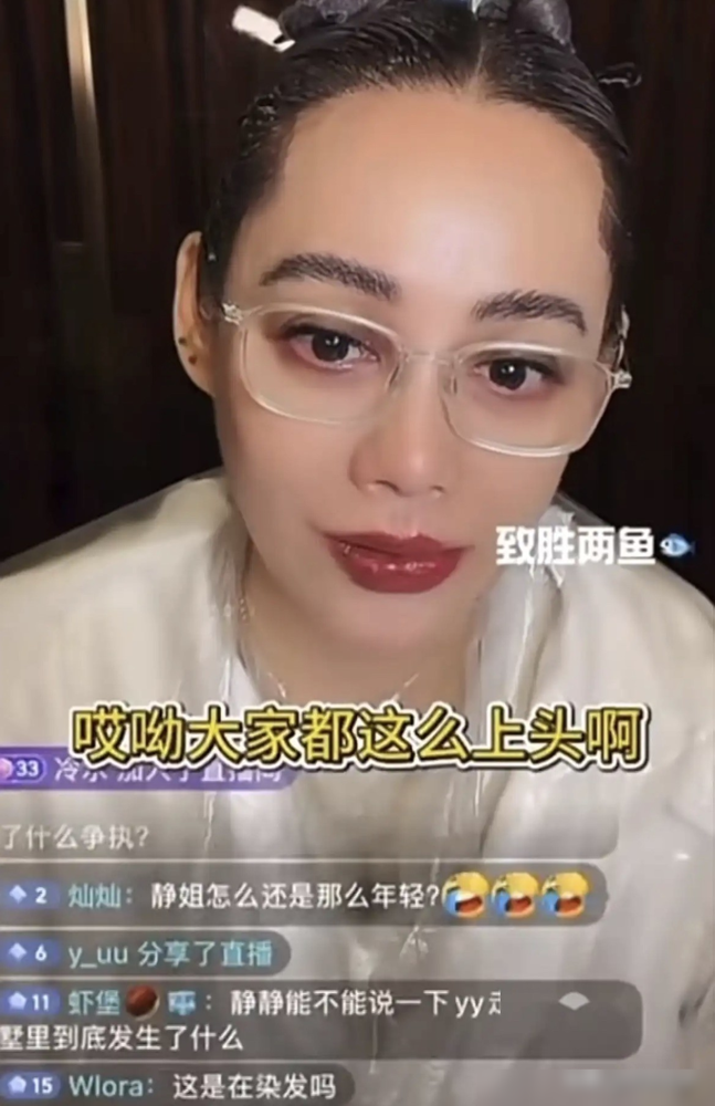 《花少2》真实冲突比正片狠19倍！
宁静直播亲口锤，我们看到的正片，只占实际录制素材的二十分之一。剪掉的全是更尖锐的冲突，说是给艺人做保护性删减。
当年杨洋不是走失，是被团队落下。他一个人在异国街头等了几小时，最后自己找路回了酒店。
宁静直言，现在网友扒的微表情解析、矛盾复盘，比当年正片准多了
