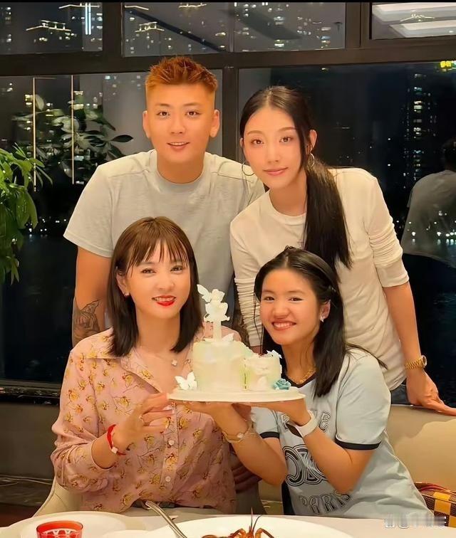 李勒优独自去医院冲上热搜，这次评论区不再是心疼，25岁一个人去医院不稀奇， 稀奇的是她搬出来之后，连两万块救急都借不到有人质问崔晋 ​