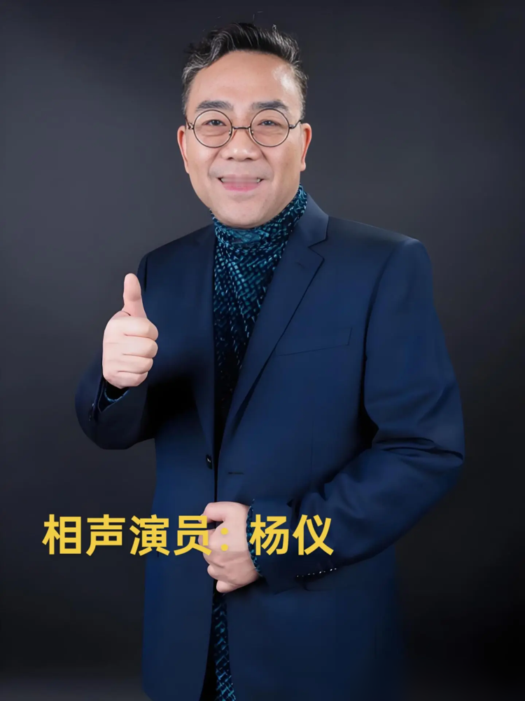 杨议骂郭德纲不懂规矩，细节扒出来太打脸。
去年杨少华办白事，赵本山送了花圈，郭德纲也没缺礼数。
他以德云社名义敬献花圈，还专门派高峰到场吊唁，流程全到位。
赵本山挽联落款写错，本来就是工作人员失误，不是本人失礼。杨议拿当年送花圈的情分踩郭德纲，说他坏了人抬人高的规矩，反倒被网友骂蹭流量挑事。