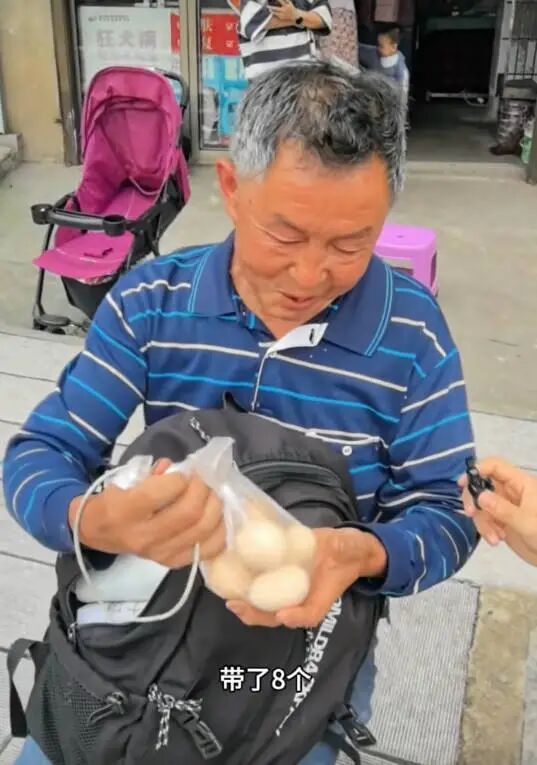 贺永辉去湖南农业大学报到，拒绝了学校给他的特殊宿舍，学校又给他改造床铺，方便他生活。网友却被另一个细节感动到落泪：贺永辉的父亲，穿的还是那件送考的衣服！

9月12日清晨5时30分许，贺永辉和父亲贺秀堂从湖南娄底新化县出发，上午11时左右抵达湖南农业大学。

贺永辉办理完报到手续后，正式成为湘江卓越