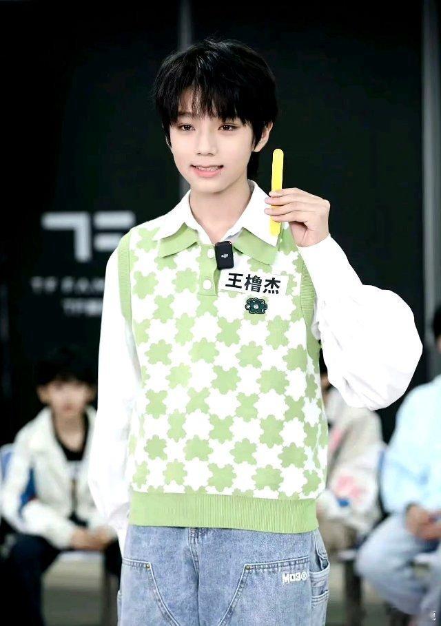 #王橹杰[超话]# 谁懂这个抹茶味的瑞士卷爱了爱了 ​