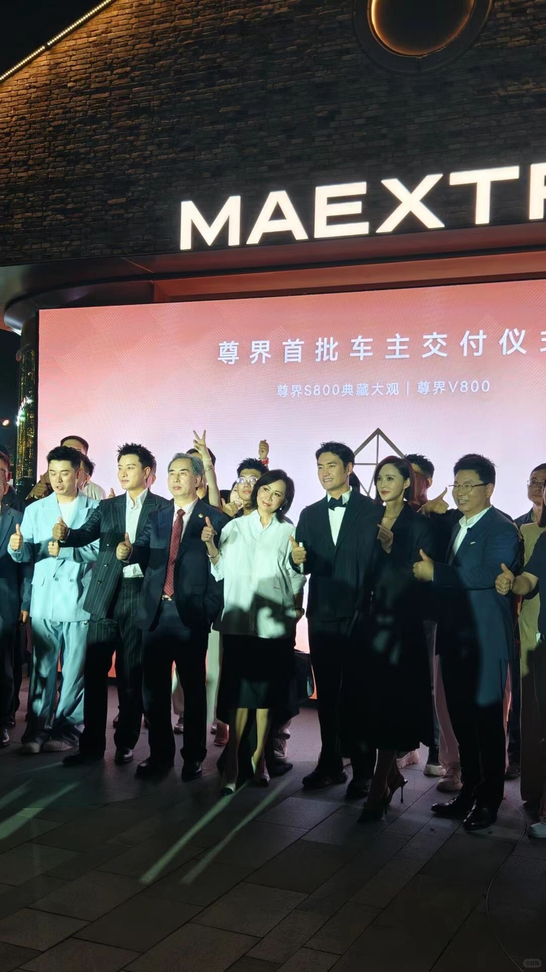 尊界S800典藏大观首批交付的名单公布后，懂行的人一眼就看懂了门道：这不是普通豪车能拿下的阵容。高端用户从来不是追求“最贵”，而是追求“最对”。刘嘉玲在圈内挑东西的眼光出了名的严苛，周宗文做珠宝一辈子跟东方美学、高端品质打交道，两位在自己领域都站在顶端的人同时点头，本身就是最硬的品质背书。
过去我们