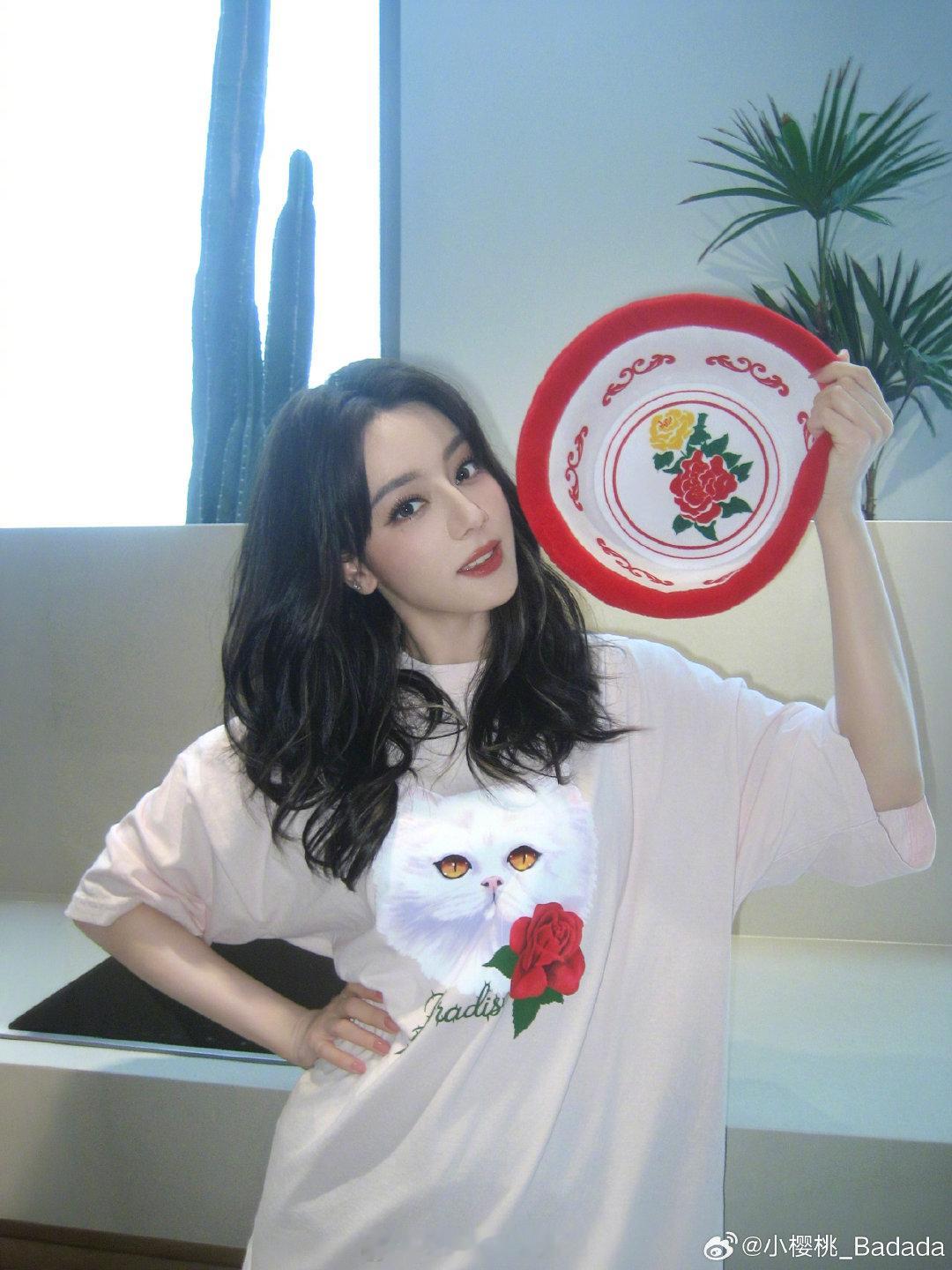 #迪丽热巴[超话]##迪丽热巴老式脸盆帽子#dlrb#迪丽热巴# dlrb#嘻嘻迪# dlrb#迪丽热巴香辣狂欢# 

姐姐什么时候才能不买这种雷霆帽子👲

​