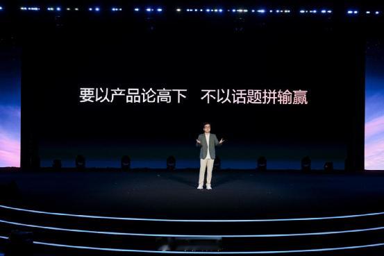 【比亚迪李云飞：对“黑公关”零容忍，倡导良性行业竞争】2026年9月13日，2026比亚迪粉丝嘉年华在深圳坪山体育馆举行。比亚迪集团品牌及公关处总经理李云飞发表主题演讲，与现场迪粉及媒体分享了比亚迪的最新思考与实践。针对品牌建设、舆论生态以及行业竞争，李云飞发表了坦诚而坚定的观点，他强调， ​