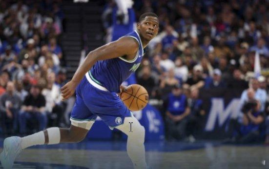 NBA常规赛激战正酣，猛龙和森林狼正面较量，两队目前均保持两连胜，此役伦纳德左膝肿胀缺席比赛。

首节开打后森林狼早早发力，内外开花逐渐确立两位数优势，巴雷特单节11分苦苦支撑，首节结束时森林狼领先11分，次节回来，森林狼进攻出现停滞，奎克利连中三分率队蚕食分差，爱德华兹连造杀伤止血，半 ​