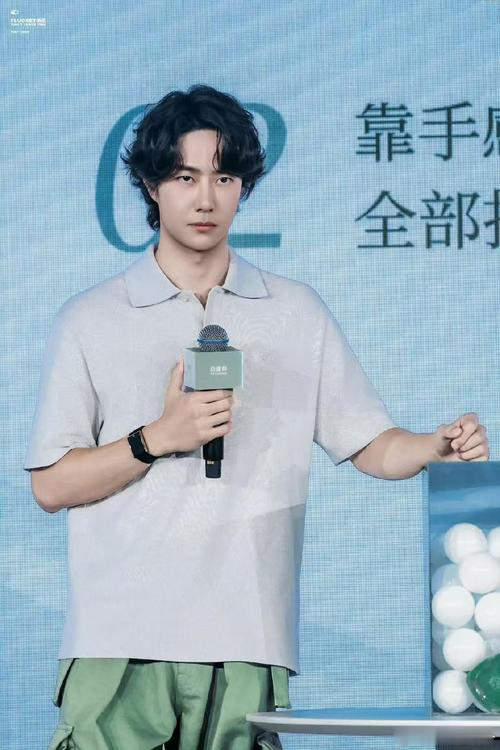 王一博粉丝为何翘首期盼他重返贵州卫视？这份期待背后有何故事？
贵州卫视曾因王一博饰演的“谢允”专场而引爆粉丝热情。他不仅以精湛演技赋予角色新生命，更成为连接历史与现代的桥梁，每个镜头都深深吸引观众。如今，粉丝们持续以独特方式表达支持：在超话每日打卡、重温旧作品，用“注意安全”等叮嘱传递经年温存的关怀