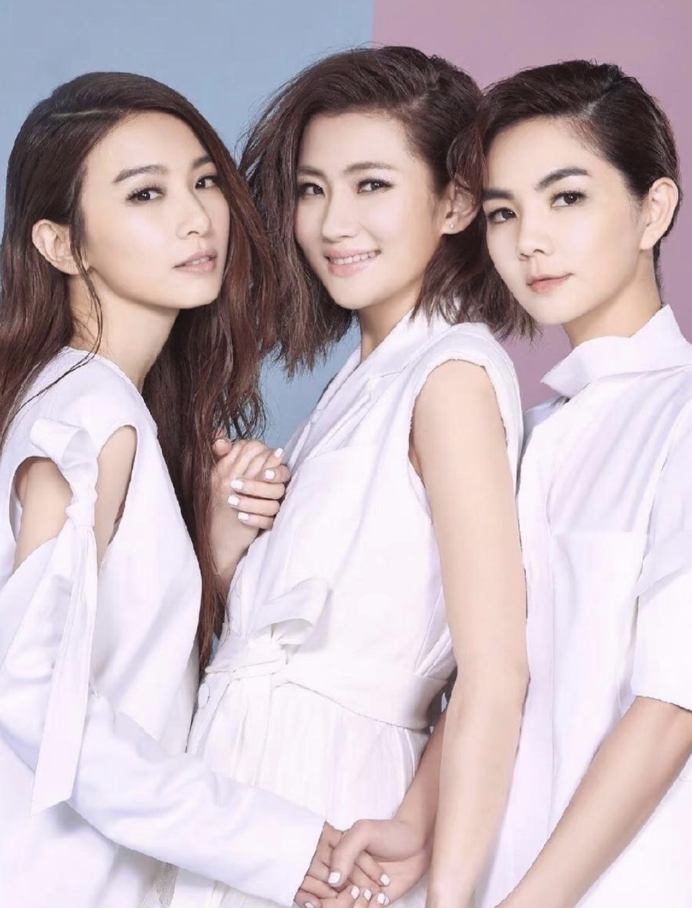很多人想不通，
S.H.E合体巡演随便开几十场，几个亿的现金就到手了，为什么田馥甄和陈嘉桦，偏偏就顺着发福的任家萱，宁可不赚这笔泼天富贵？

在外人眼里，这是唾手可得的巨额财富，粉丝基础足够雄厚，只要三人站上台，票房、商业收入滚滚而来。但现实里，合体这件事，从来不是三姐妹“愿不愿意赚钱”这么简单，更