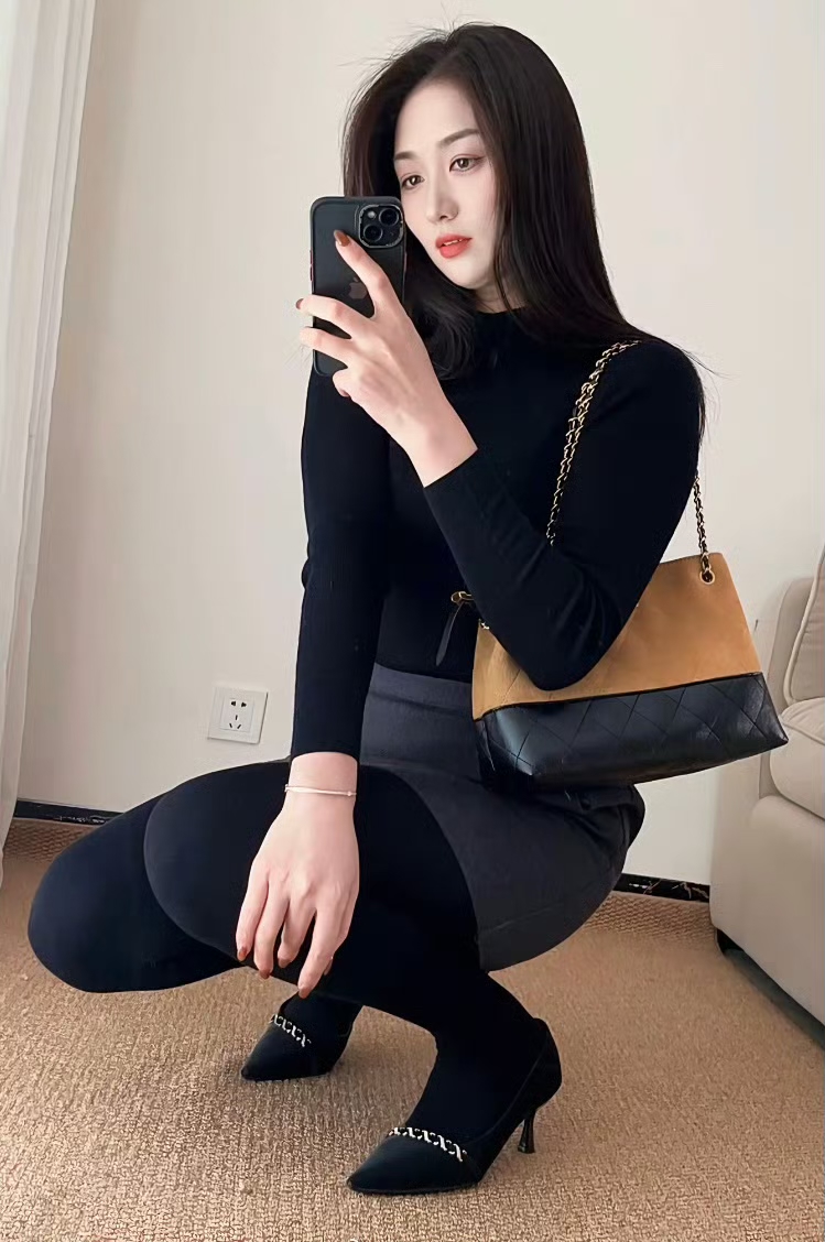 一身简约的黑灰搭配也太显气质了，修身针织衫衬得身形利落又温柔，包包的拼...