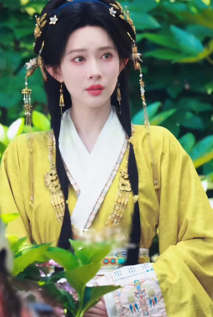 古偶装扮，小辫造型，孟子义和任敏你觉得谁更有少女感？ ​​​