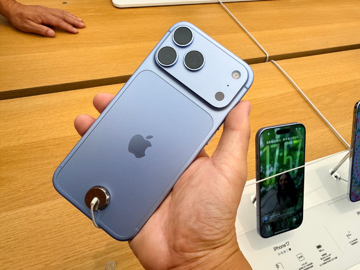 摸一摸iPhone 18 Pro Max，今年的颜色真是一言难尽，[笑cry]毫无购买欲望  ​