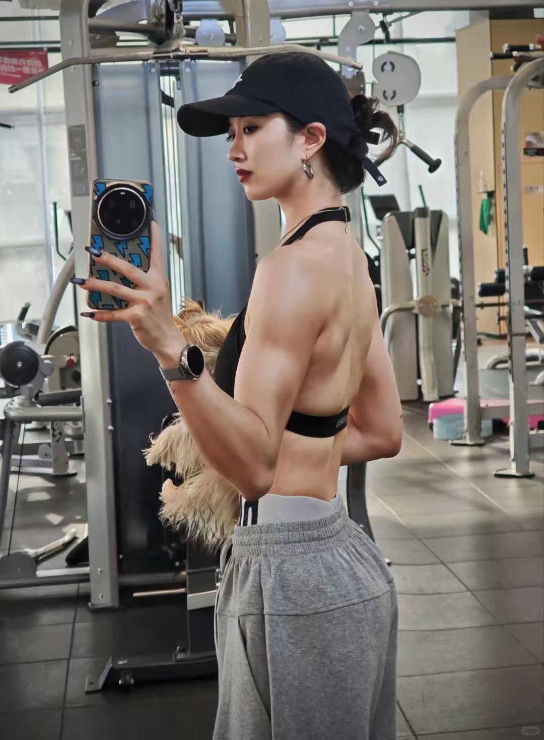 美女这样一身腱子肉，比纹身好看多了。