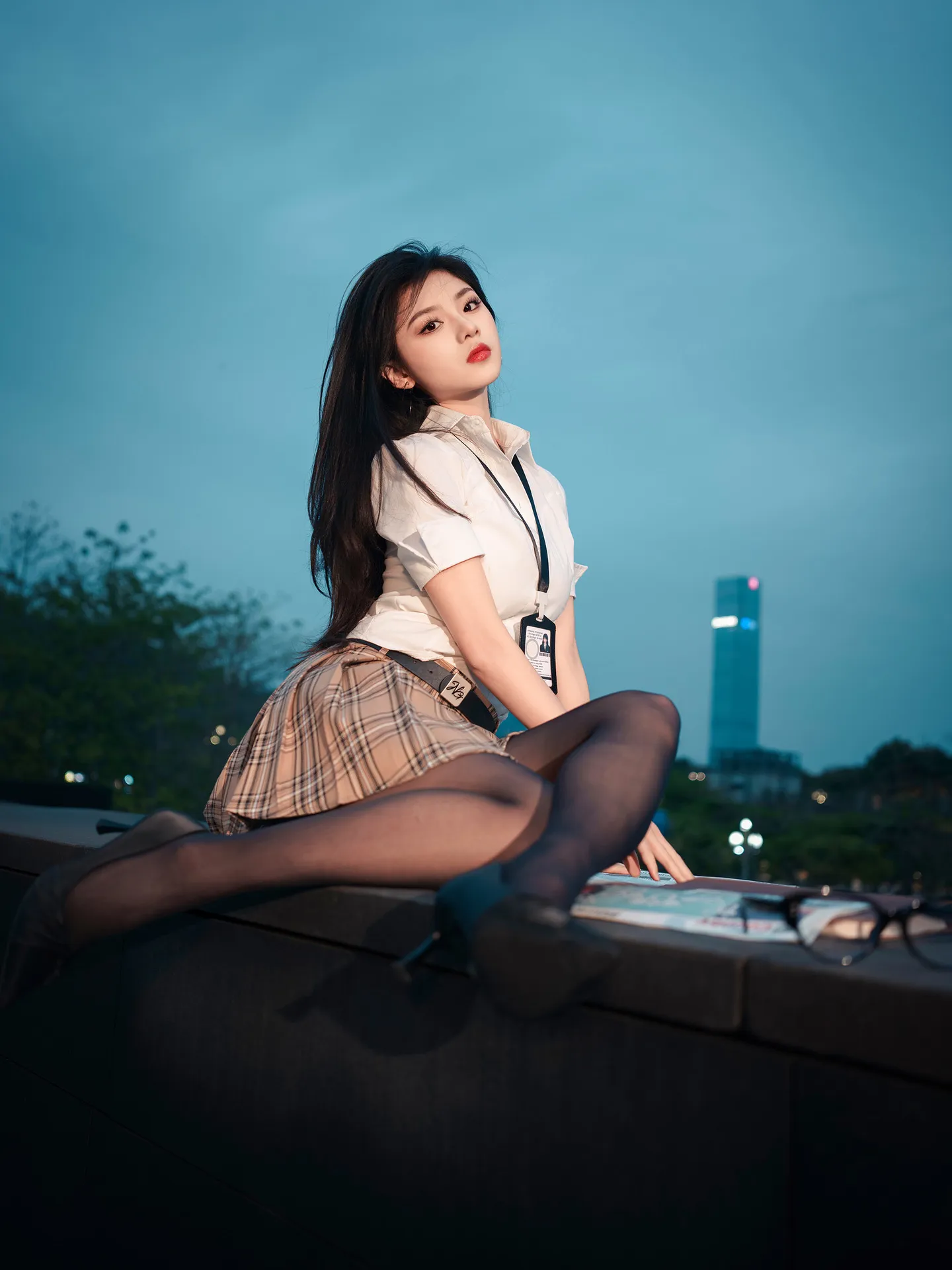 都市白领的优雅姿态，黄昏下的迷人风景。