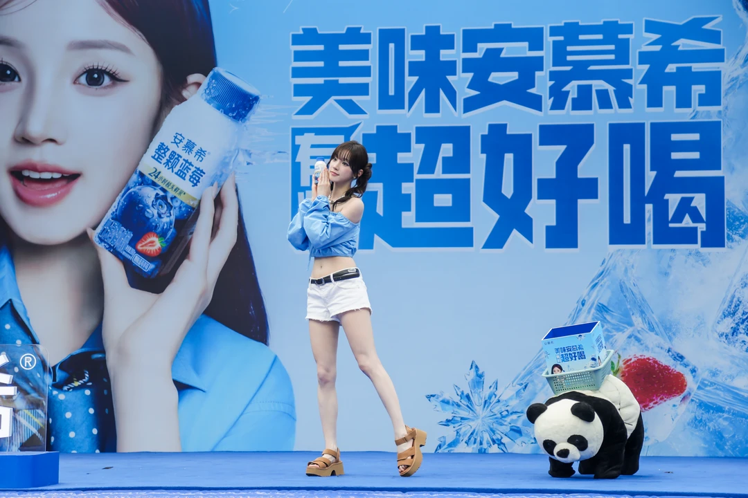 开心！在安慕希酸奶活动见到宋雨琦啦！！